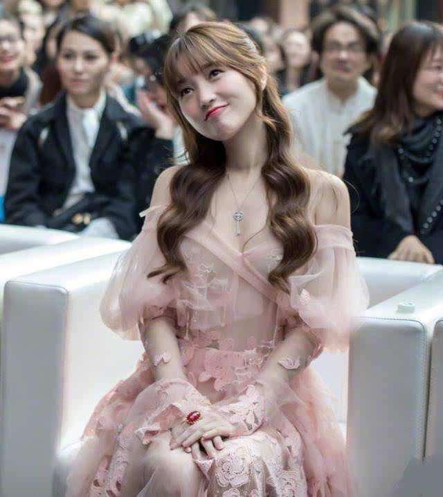 金莎发微拒绝“好兄弟”，运动造型亮相直播间，奔四仍旧少女感满满 时尚 第1张