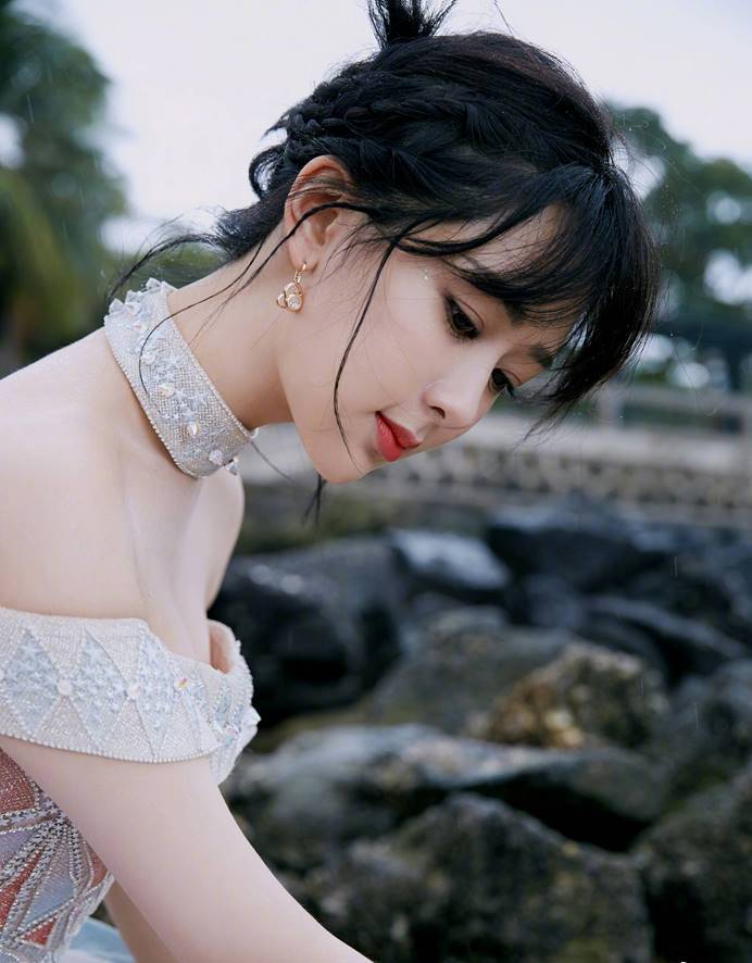 杨紫的发型太适合短发女孩儿了！青春又靓丽 健康 第2张