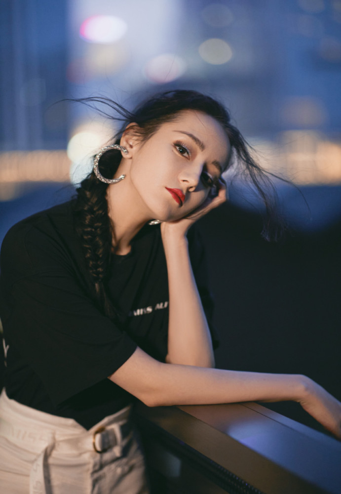 性感迪丽热巴紧身吊带裙凹出S型身材，红裙大波浪美的不可方物 时尚 第4张