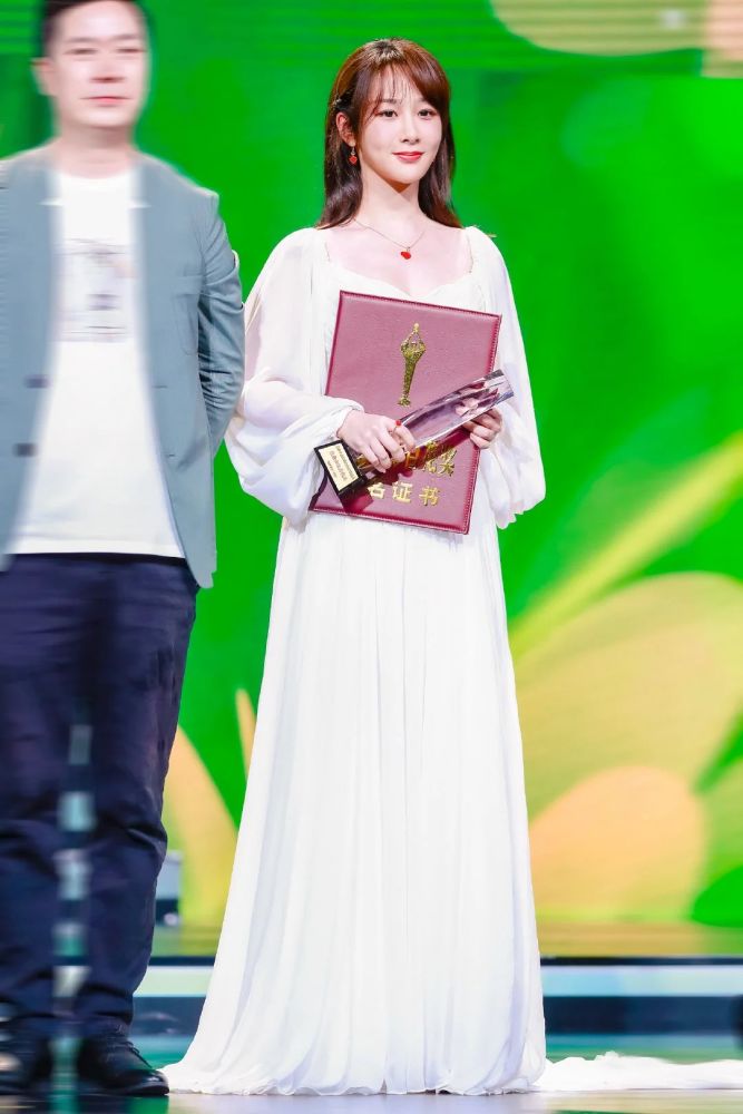 杨紫披肩发配长裙礼服，难得有了美女范儿 时尚 第4张