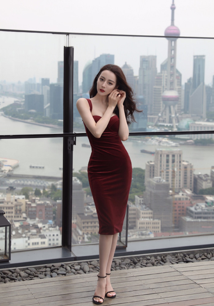 性感迪丽热巴紧身吊带裙凹出S型身材，红裙大波浪美的不可方物 时尚 第4张