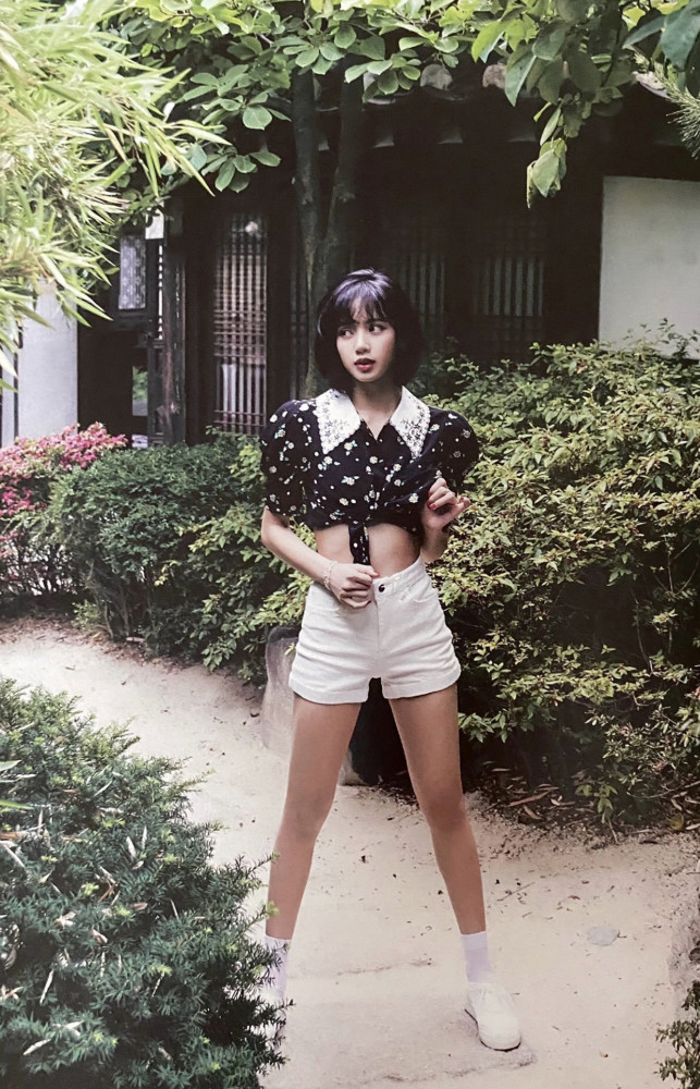 LISA把“奶奶衫”改成了短装，穿出的效果也简单太美了吧 时尚 第3张