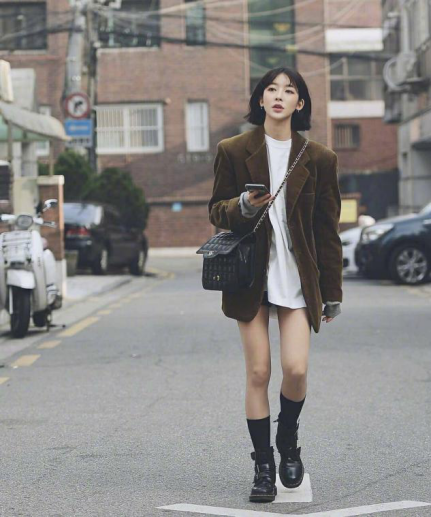 韩国街拍：深秋女孩儿还在上演“露腿大秀”，也太美了 街拍潮人 第2张