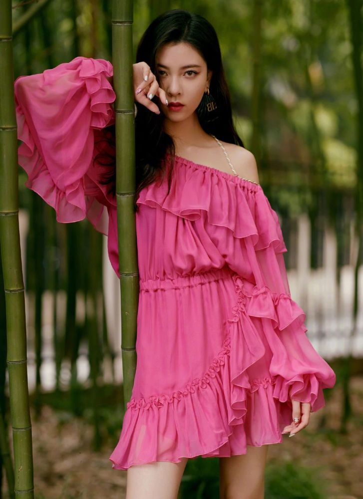宋妍霏穿俗气玫红色都能撑住，这身材和气质简直绝了 时尚 第3张