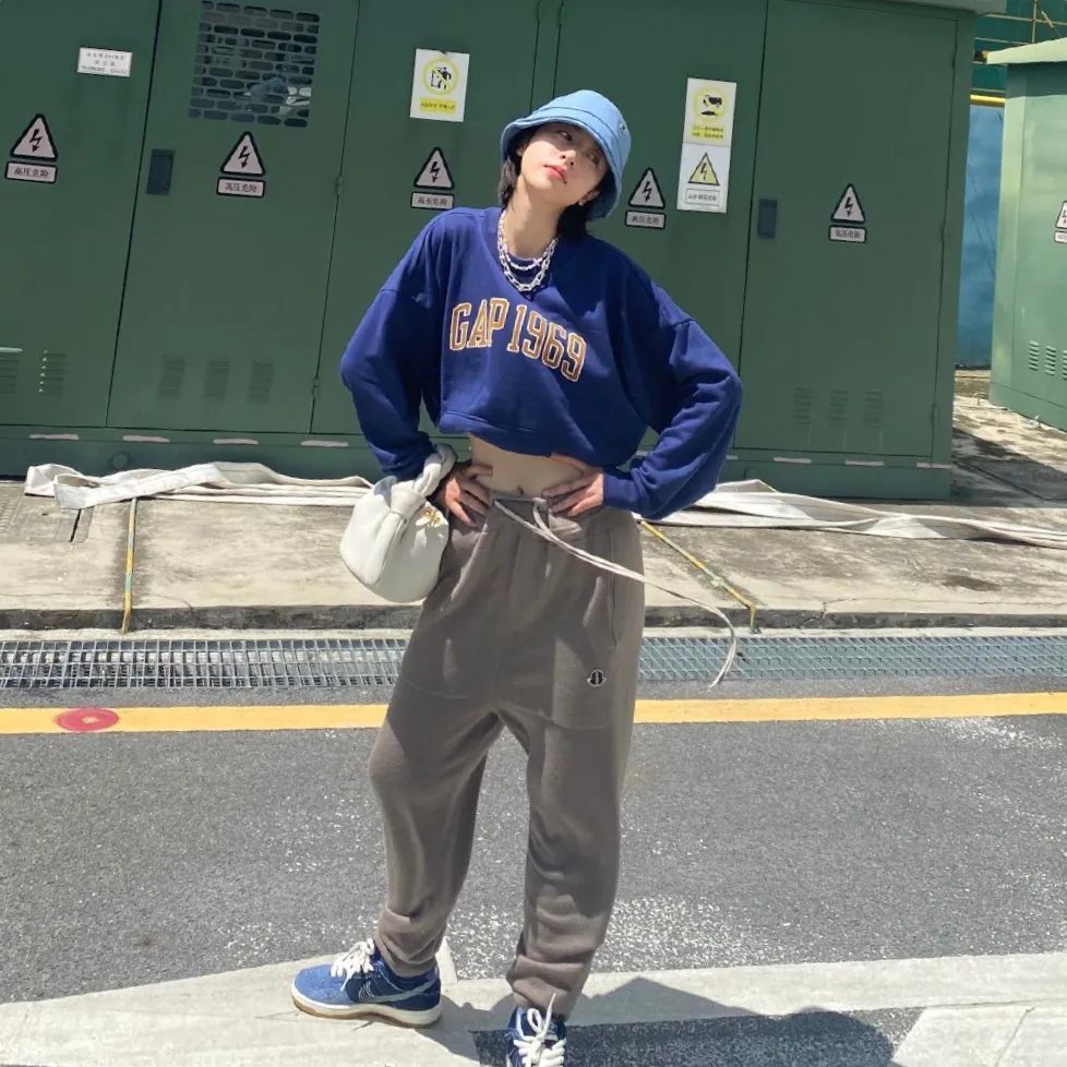 周雨彤穿超短卫衣配吊裆裤，“水蛇腰”抢镜太羡慕 明星搭配 第2张