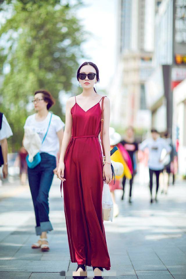 国内街拍：夏季街头流行“西瓜红”，热情时髦还吸睛 街拍 第4张