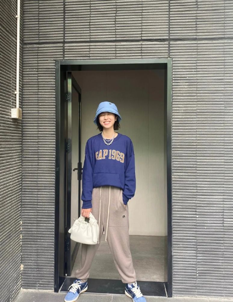 周雨彤穿超短卫衣配吊裆裤，“水蛇腰”抢镜太羡慕 明星搭配 第3张