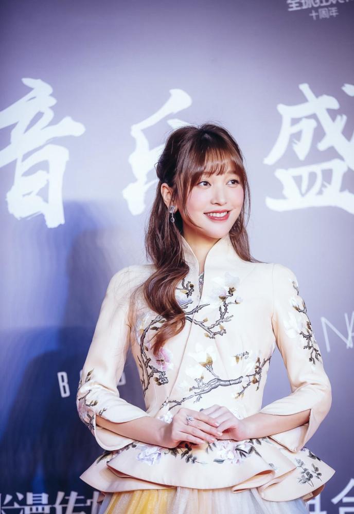 金莎发微拒绝“好兄弟”，运动造型亮相直播间，奔四仍旧少女感满满 时尚 第4张