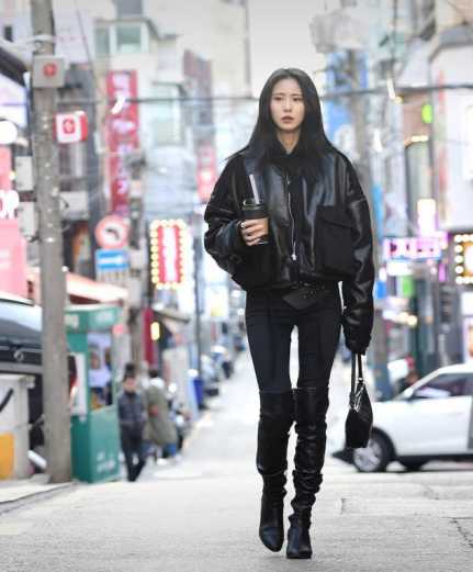 韩国街拍：深秋女孩儿还在上演“露腿大秀”，也太美了 街拍 第2张