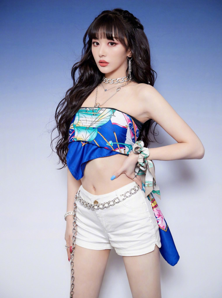 孔雪儿丝巾搭配超短裤好性感，元气满满少女范儿 时尚 第1张