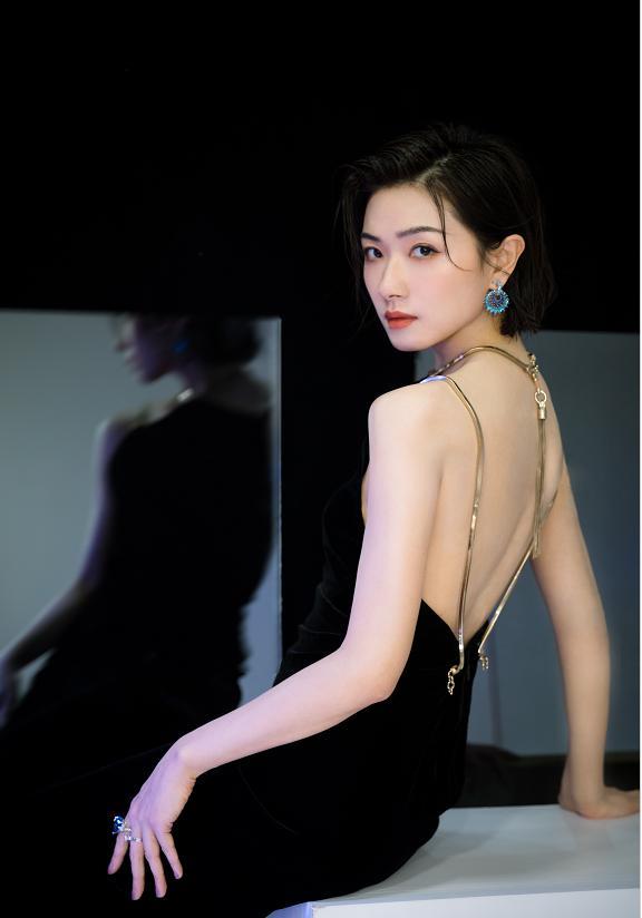 万茜撞衫佟丽娅同穿黑色露背裙，果然还是新疆美女能打 时尚 第2张