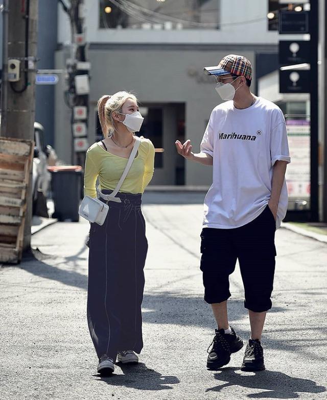 韩国女生太会穿，早秋的韩国街拍看似普通却暗藏“小心机”，这穿搭真好 街拍 第3张