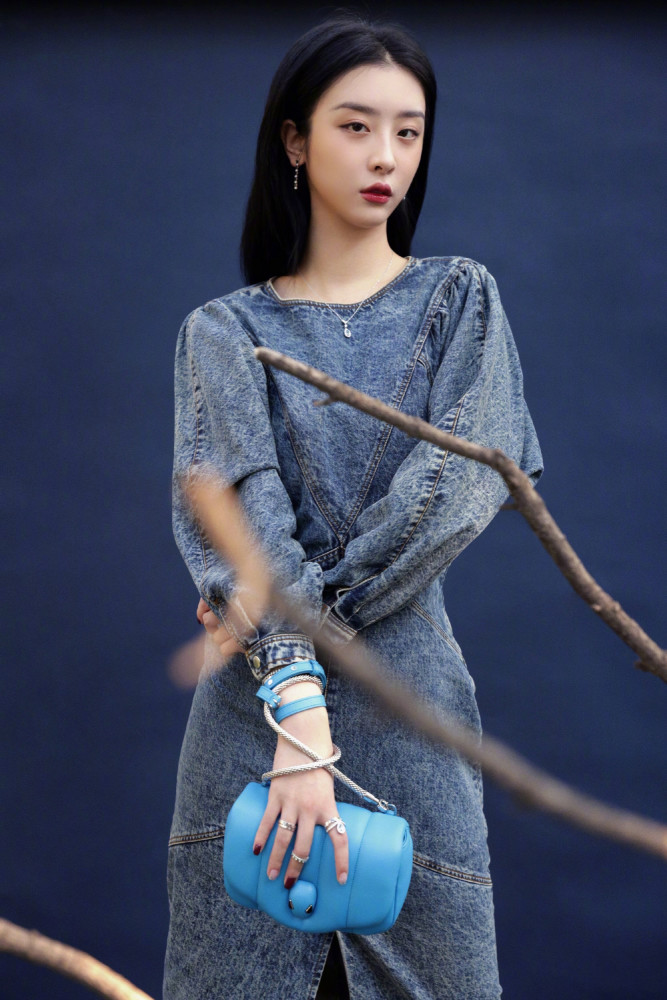 高冷女神赵小棠身穿牛仔连衣裙，厌世脸高级又大气 时尚 第1张