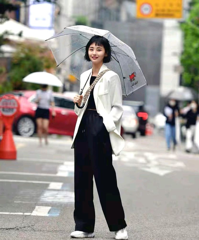 秋天跟着韩国街拍学搭配，上身时髦感翻翻 街拍 第4张