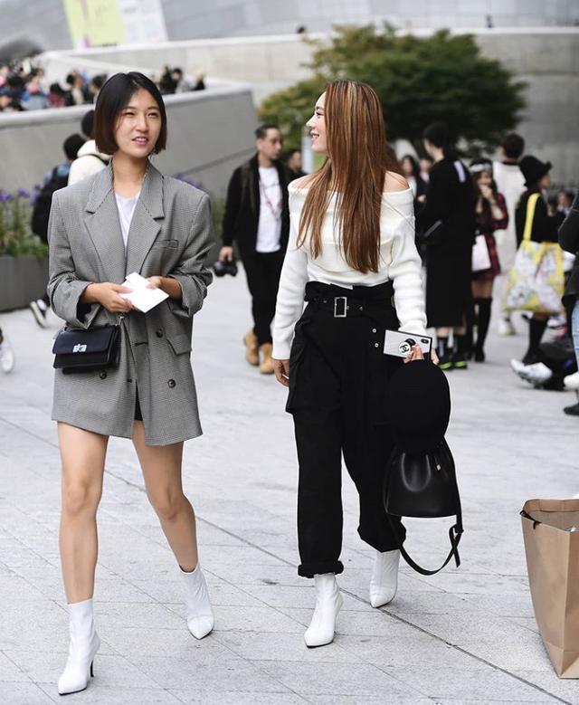 韩国女生太会穿，早秋的韩国街拍看似普通却暗藏“小心机”，这穿搭真好 街拍 第1张