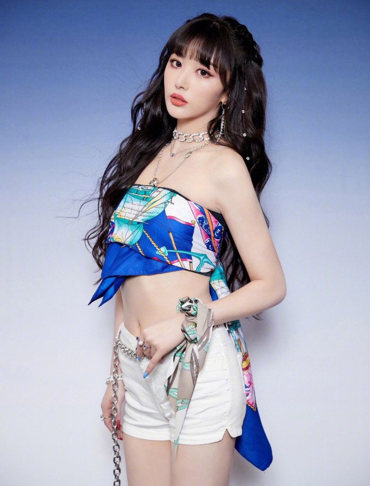 孔雪儿丝巾搭配超短裤好性感，元气满满少女范儿 时尚 第2张