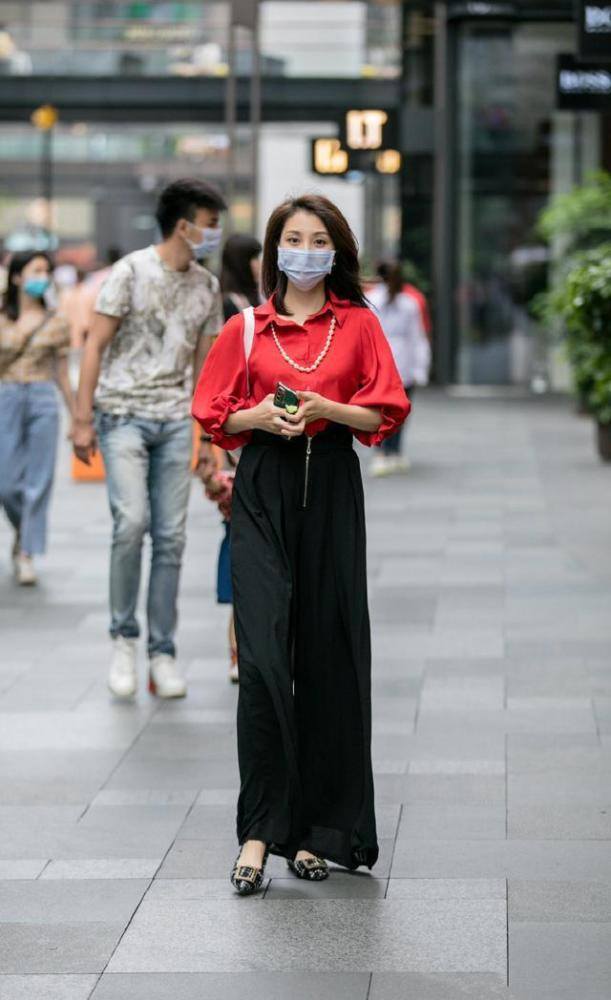 国内街拍：夏季街头流行“西瓜红”，热情时髦还吸睛 街拍 第2张