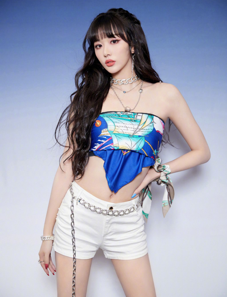 孔雪儿丝巾搭配超短裤好性感，元气满满少女范儿 时尚 第3张