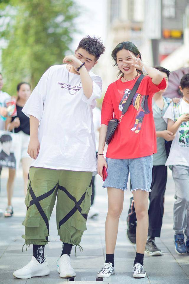 国内街拍：夏季街头流行“西瓜红”，热情时髦还吸睛 街拍 第2张