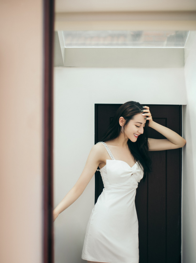 性感迪丽热巴紧身吊带裙凹出S型身材，红裙大波浪美的不可方物 时尚 第3张