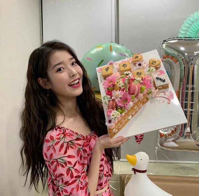 IU出道12年，泡面卷发配浪漫碎花裙甜美十足 时尚 第2张