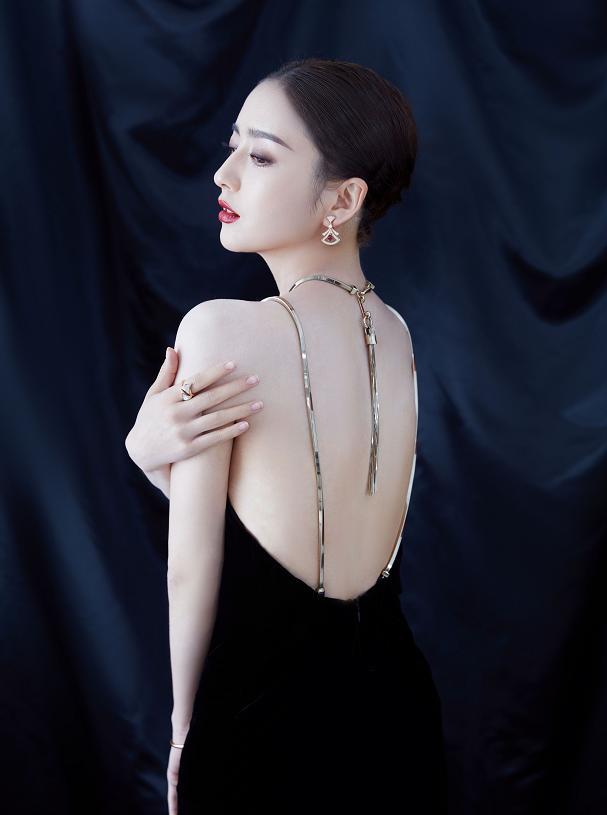万茜撞衫佟丽娅同穿黑色露背裙，果然还是新疆美女能打 时尚 第4张