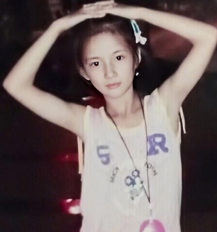 硬糖少女学生照，赵粤表情可爱，张艺凡很是呆萌，王艺瑾还挺洋气 时尚 第2张