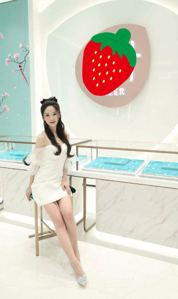 李一桐穿吊带裙美成仙，和旁边陆毅穿得不是一个季节 时尚 第3张