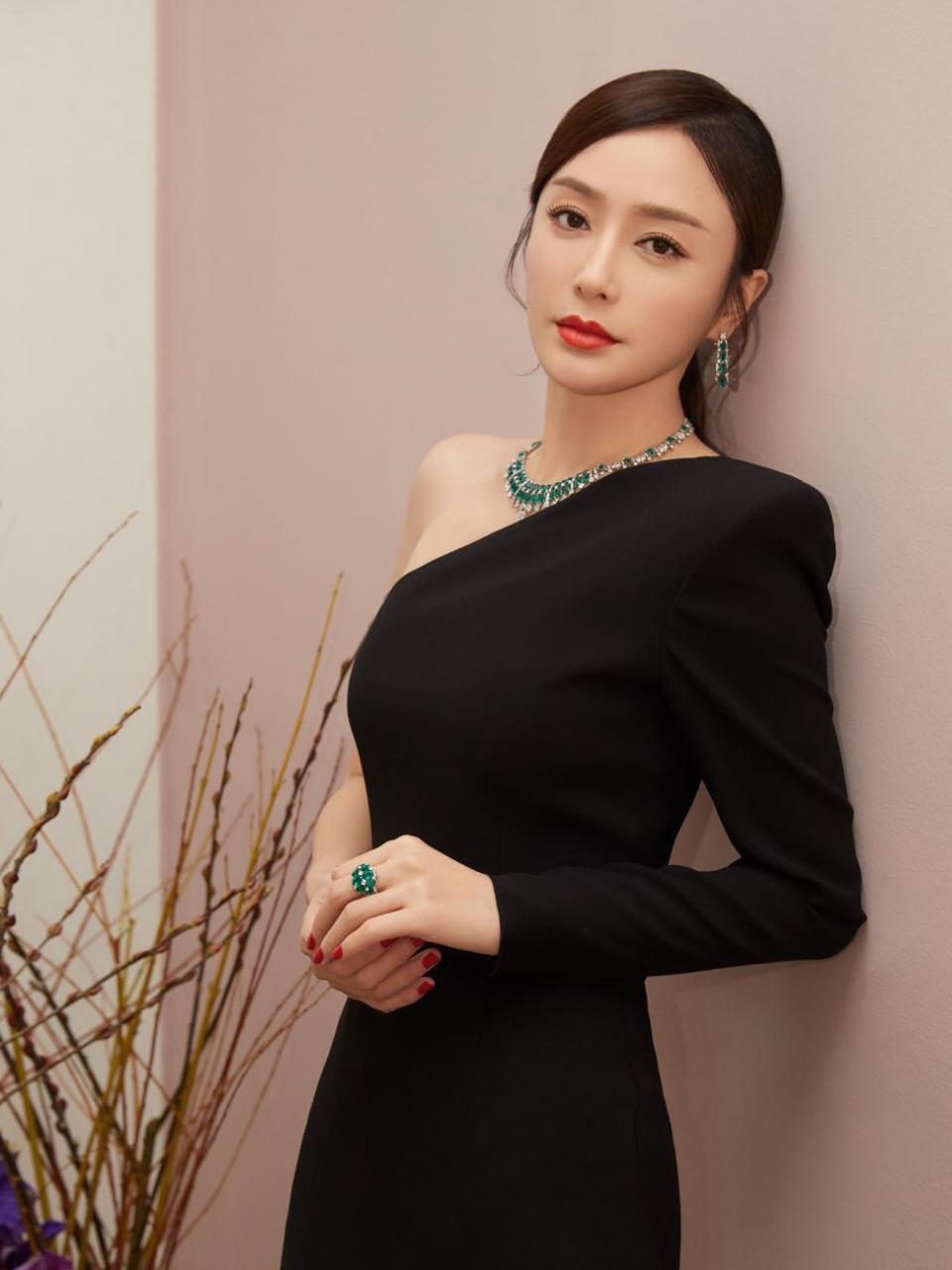 秦岚穿半露肩黑裙优雅气质，扎简单低马尾却美得高级 时尚 第3张