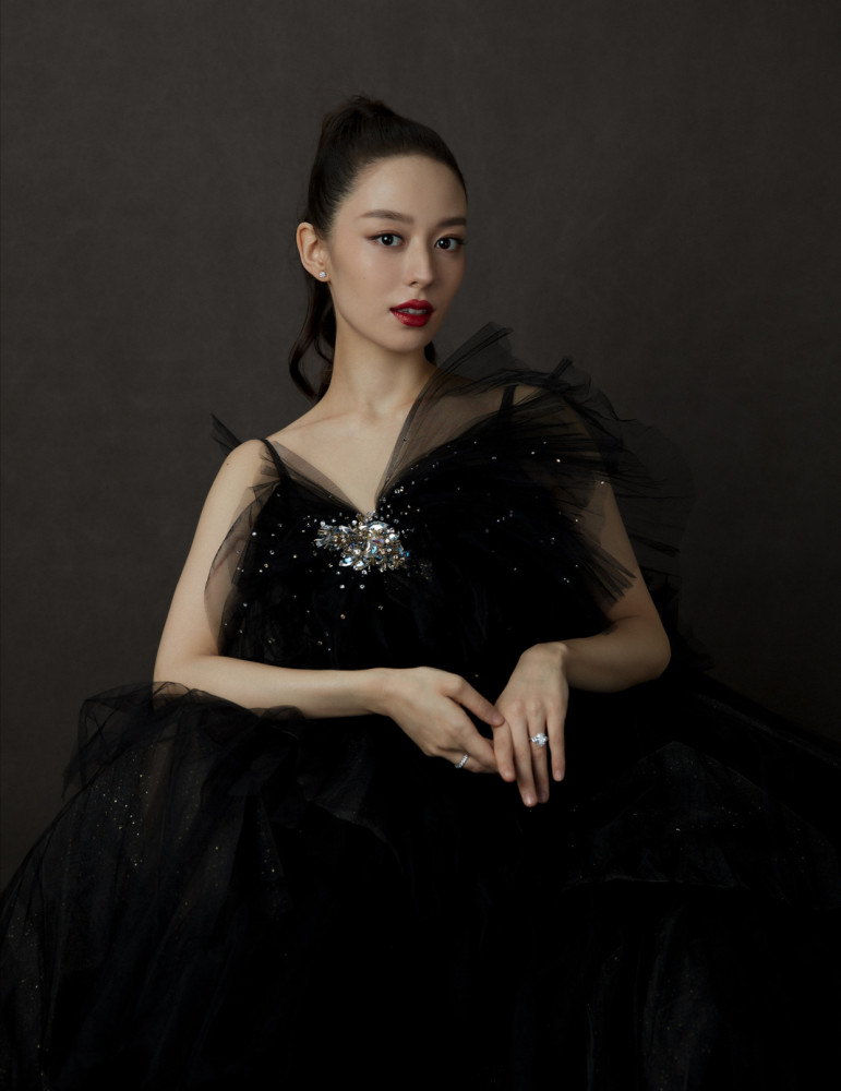 吉娜穿黑纱连衣裙扎马尾优雅还显气质，准辣妈状态太好了！ 时尚 第1张
