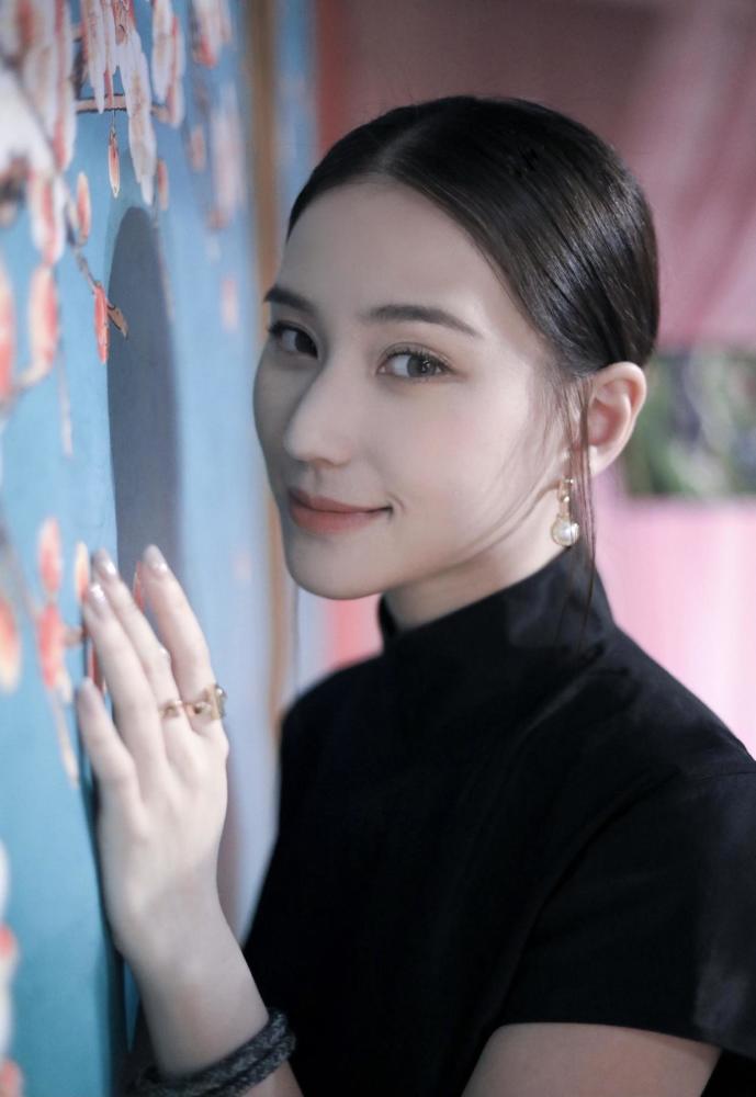最美千金何超莲罕见穿旗袍扎低马尾妆容淡雅，气质远胜普通人 时尚 第4张