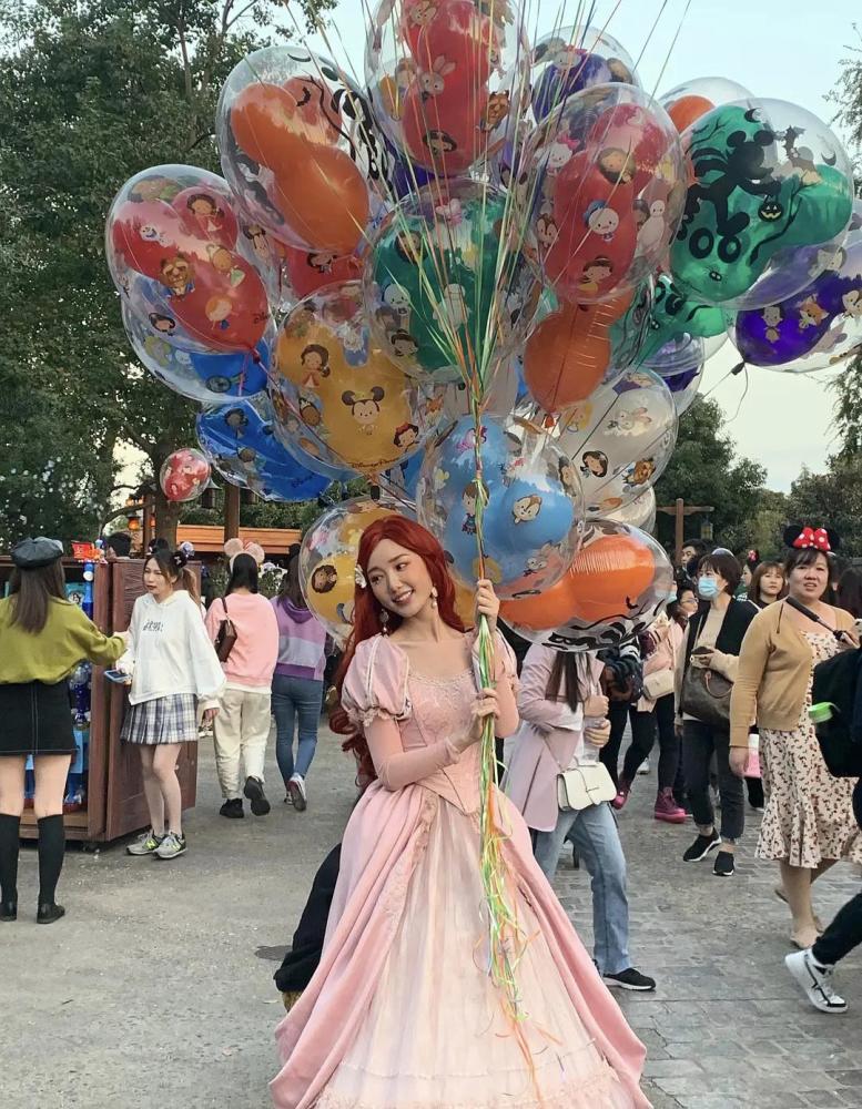 长卷红发配大摆公主裙，毛晓彤COS迪士尼公主美上热搜 明星搭配 第1张