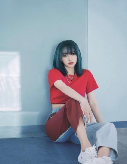 学不会撞色穿搭，试试拼色系服饰，时髦精都爱穿 穿搭 第4张