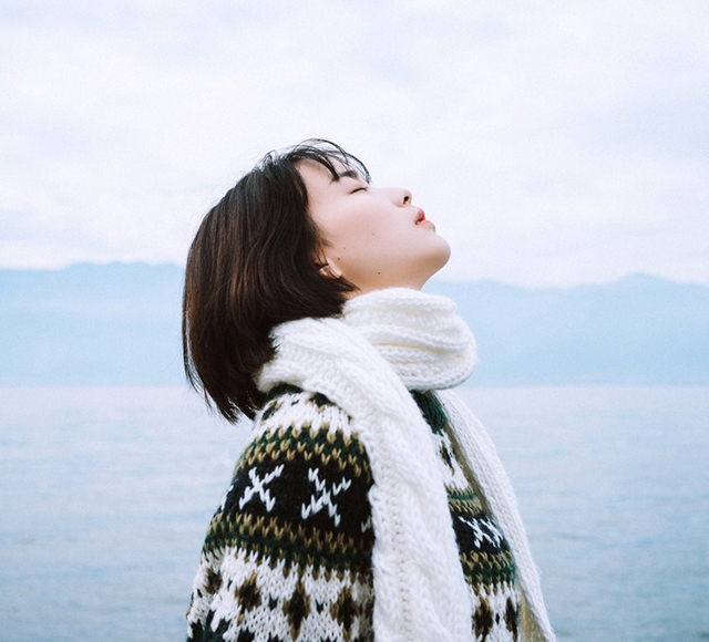 文艺范美少女齐耳短发户外写真 美图 第1张