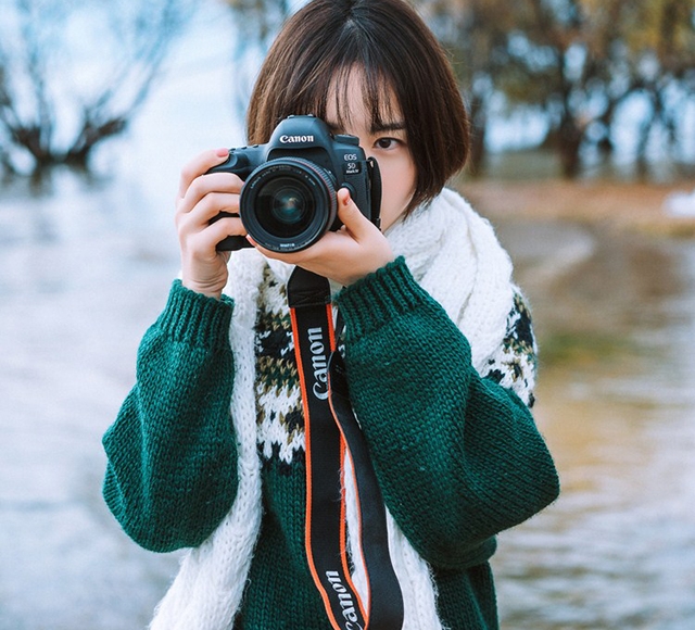 文艺范美少女齐耳短发户外写真 美女图片 第1张