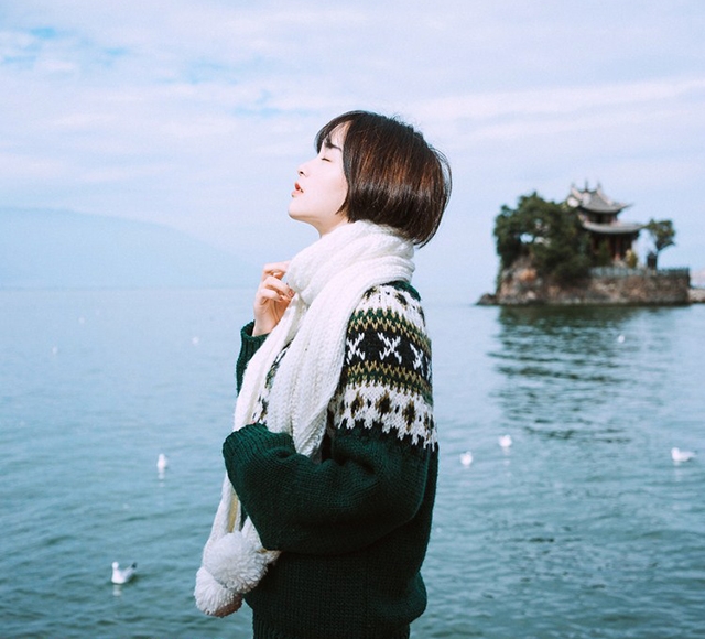 文艺范美少女齐耳短发户外写真 美图 第1张