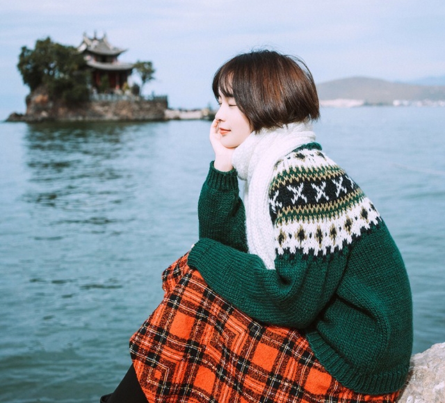 文艺范美少女齐耳短发户外写真 美图 第1张