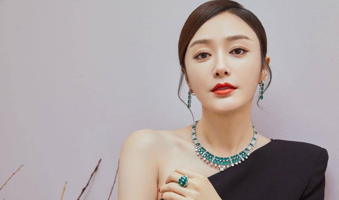 秦岚穿半露肩黑裙优雅气质，扎简单低马尾却美得高级 时尚 第4张
