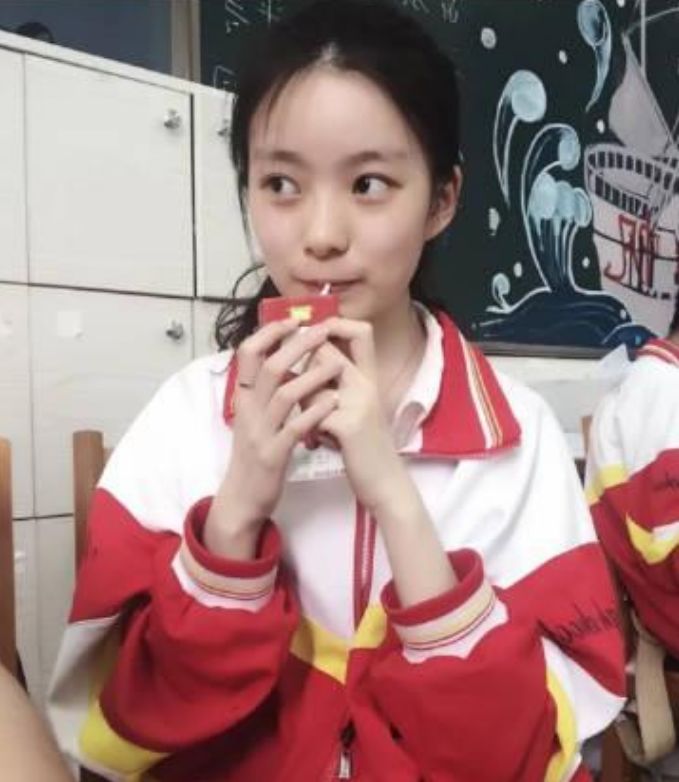 硬糖少女学生照，赵粤表情可爱，张艺凡很是呆萌，王艺瑾还挺洋气 时尚 第4张
