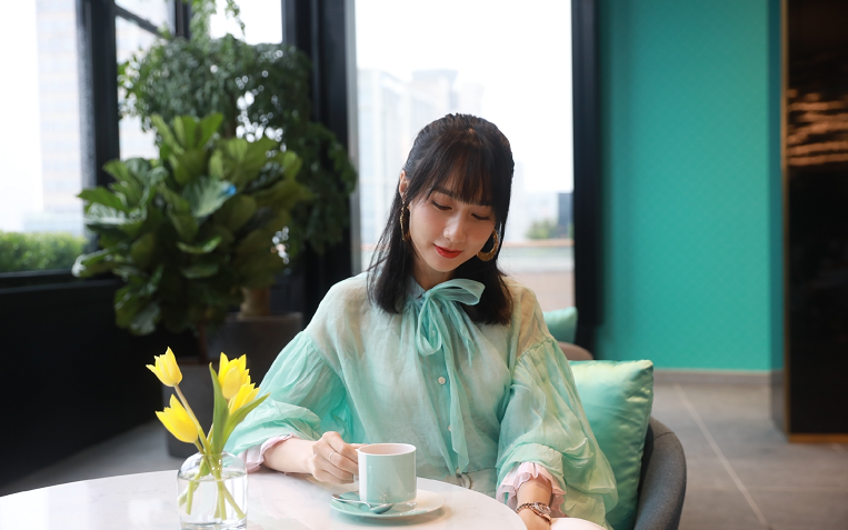 雷佳音妻子穿果冻蓝衬衫轻薄透亮，配白裤穿出三七比效果 时尚 第1张