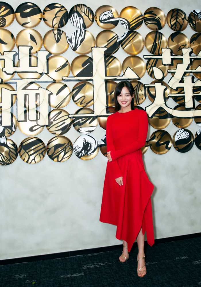 辛芷蕾穿黑色圆领外套搭配直筒长裤，身材性感又苗条 时尚 第4张
