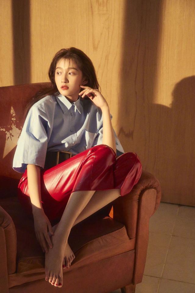 关晓彤穿牛仔阔腿裤立马变“摩登女孩”，又A又飒 时尚 第5张