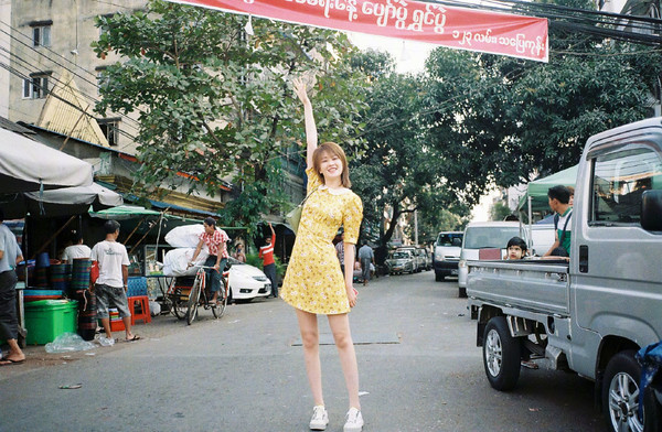女生都想要的碎花连衣裙今年最流行这4种色彩，穿上你就是小仙女 穿搭 第2张