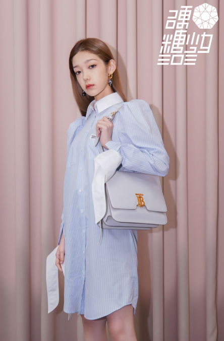 希林娜依·高挑战“制服”，为走高冷御姐风，却暴露了这一面 明星搭配 第4张