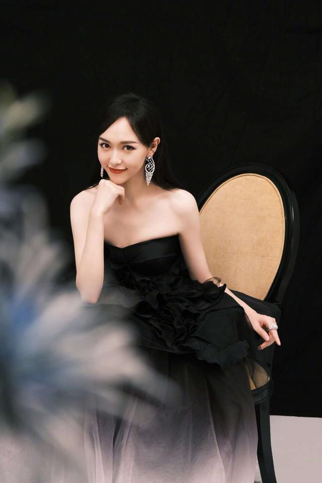 唐嫣水墨风公主裙造型太美，身材纤细露香肩性感十足 时尚 第2张