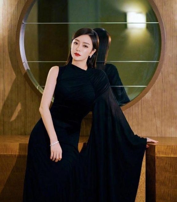 秦岚穿半露肩黑裙优雅气质，扎简单低马尾却美得高级 时尚 第1张