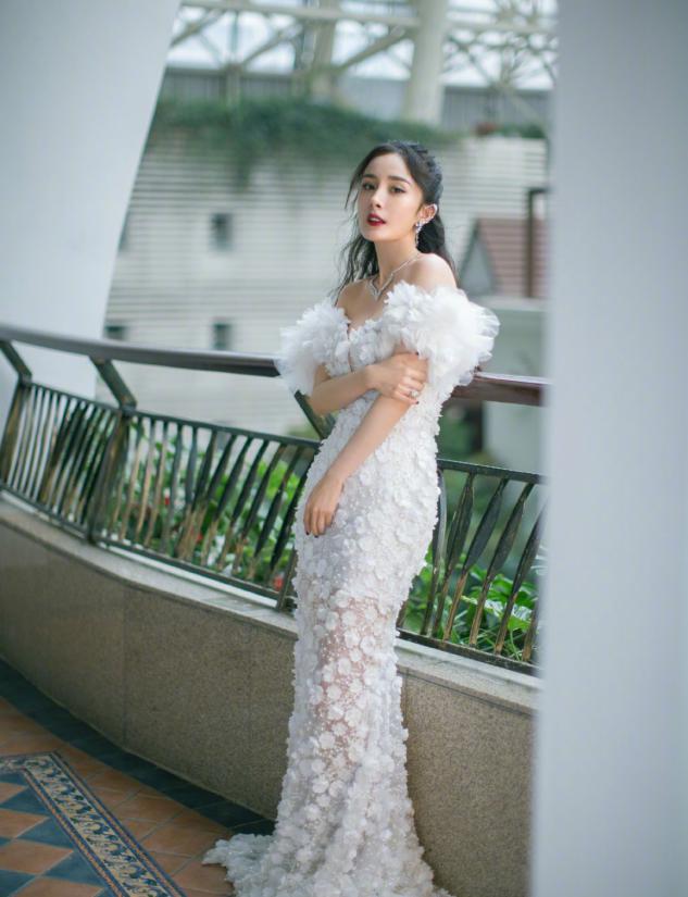 杨幂白色大雪花抹胸长裙秀出肩颈线，清新时尚养眼 明星搭配 第2张