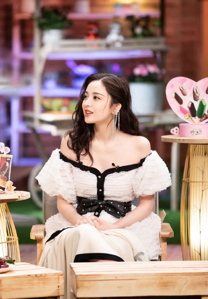 4位女明星撞衫，不同的打扮方式把衣服穿出了不同价位感 时尚 第3张