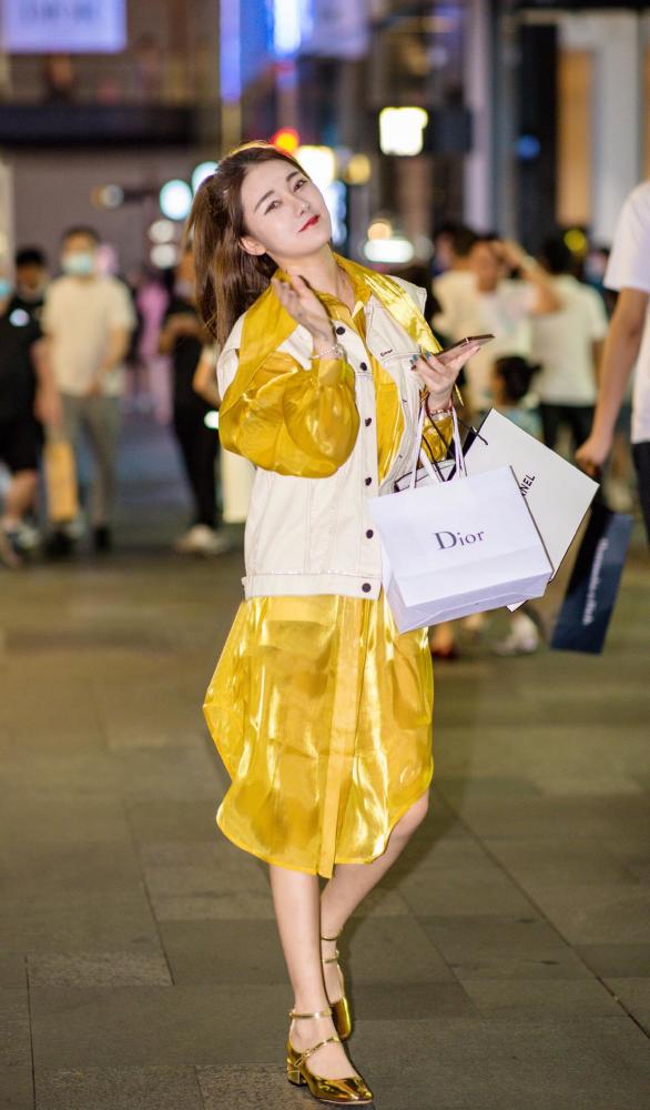 金秋10月姑娘们大胆启用黄色，时髦洋气又好看 街拍潮人 第5张