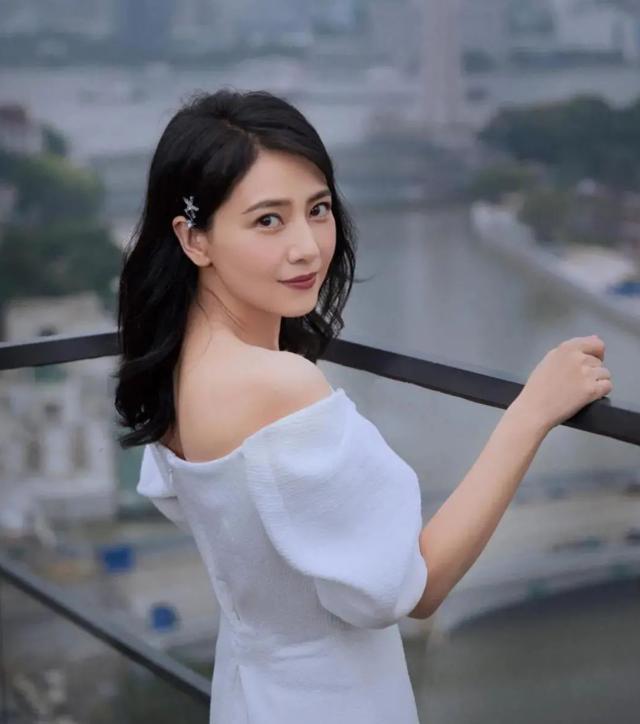 女星旧照曝光，章子怡清纯，周迅有灵气，网友：她是真的美 时尚 第17张